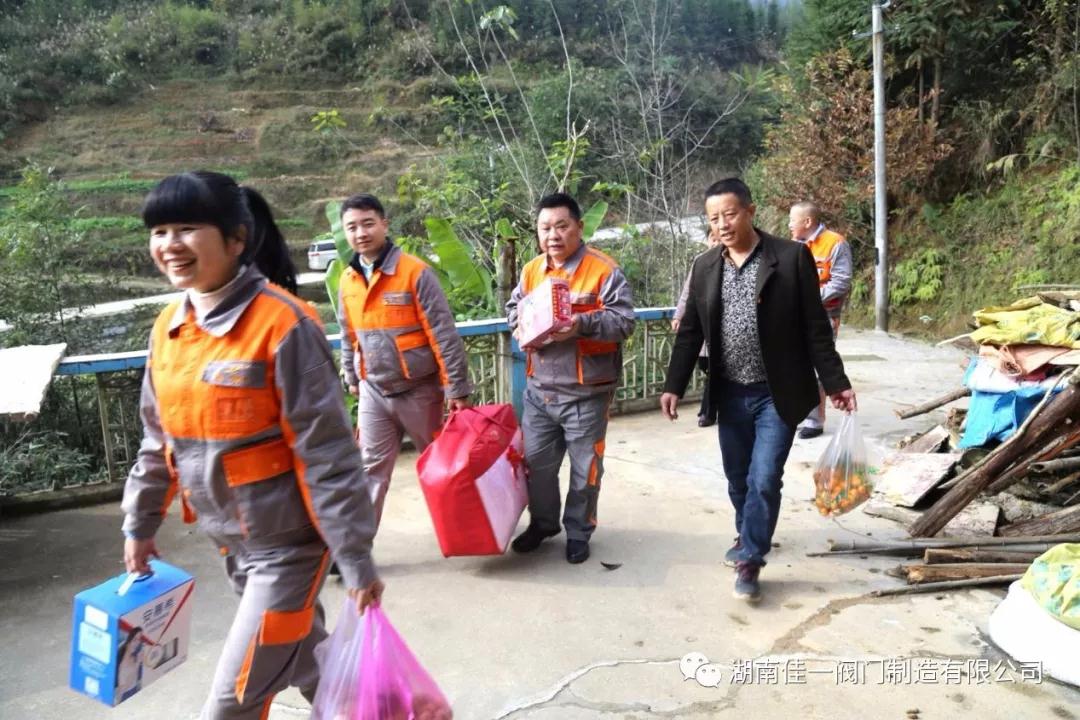 下午，带着爱心物资在村支书指引下前往向晓瑶的家中。