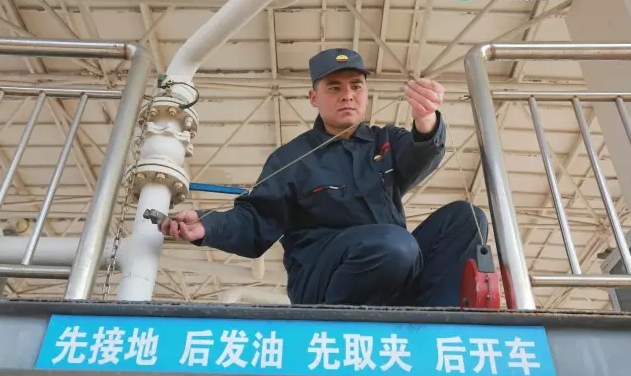 10年巡线10万公里，他是护卫战机“动脉”的司泵兵