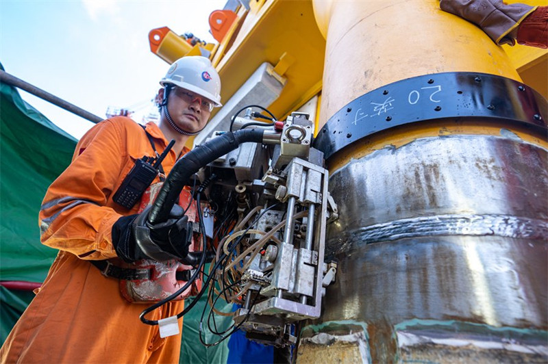 施工人员正在进行PLET焊道超声波检验。杜永军摄.jpg 施工人员正在进行PLET焊道超声波检验。杜永军摄.jpg