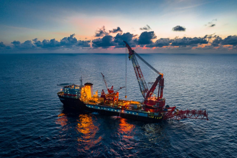 “海洋石油201”船在施工。杜永军摄.jpg “海洋石油201”船在施工。杜永军摄.jpg